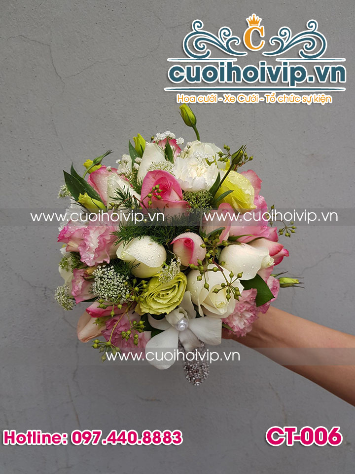 hoa cưới cầm tay cô dâu
