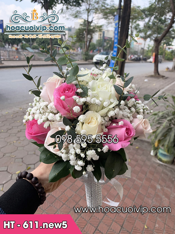 Đặt tráp cưới tặng hoa cầm tay cô dâu