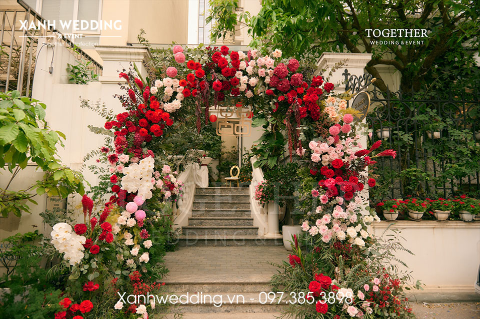 Cổng hoa tươi trang trí đám cưới