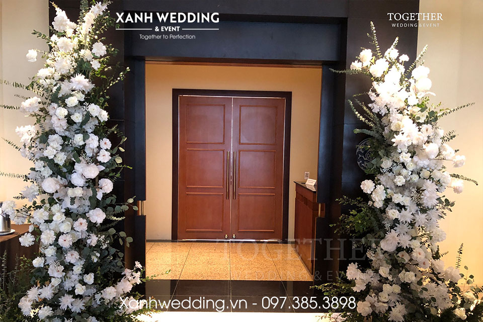 Cổng hoa cưới dùng trong sảnh khách sạn